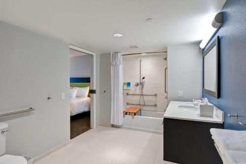 La salle de bains est pourvue d'un lavabo, de toilettes et d'un lit. dans l'établissement Home2 Suites Azusa, à Azusa