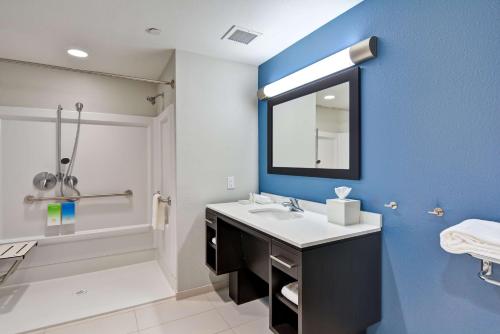 Ένα μπάνιο στο Home2 Suites Azusa