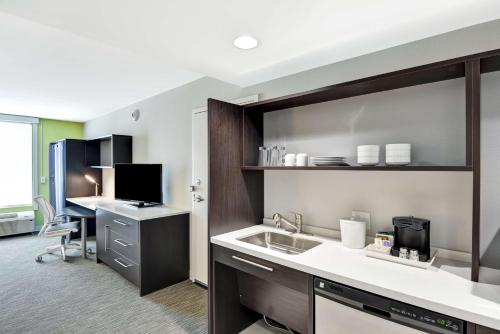 Η κουζίνα ή μικρή κουζίνα στο Home2 Suites Azusa