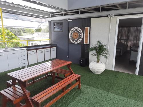 un patio con una mesa de picnic y una maceta en Aiezza Hotel en Barcarena