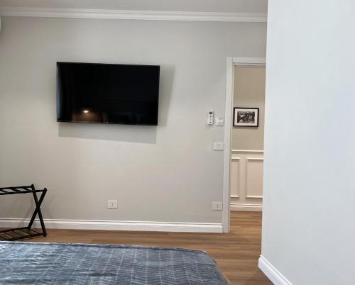 a living room with a flat screen tv on a wall at Cindy Rooms in Termoli