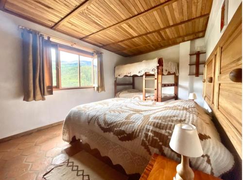 - une chambre avec un lit et une fenêtre dans l'établissement Los Viajeros B&B, à Leimebamba
