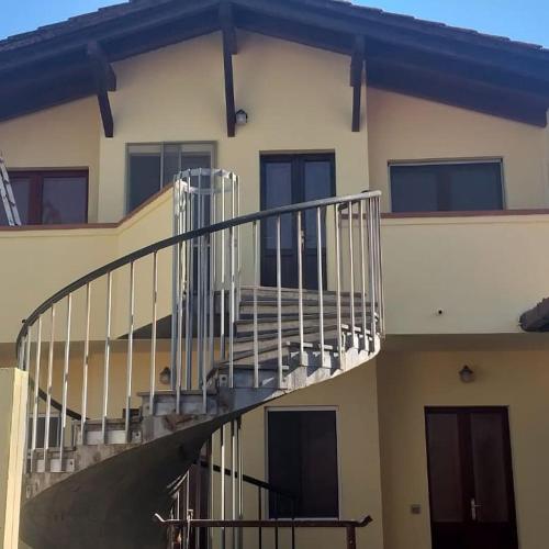 uma casa com uma escada em frente em Affitto camera il corbezzolo em Palmas Arborea