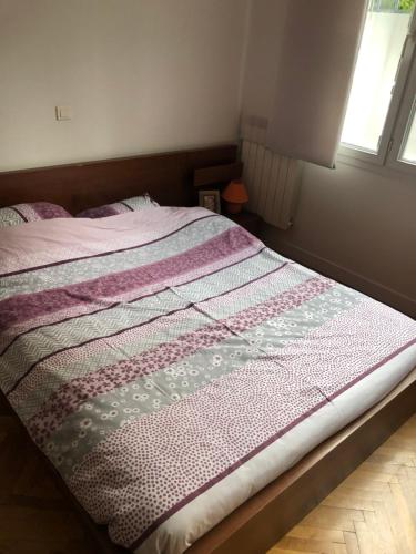 łóżko w sypialni z kocem w obiekcie Appartement Nice centre w Nicei