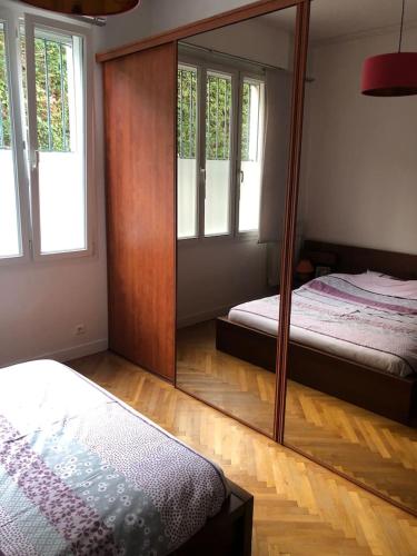 sypialnia z 2 łóżkami i dużym lustrem w obiekcie Appartement Nice centre w Nicei