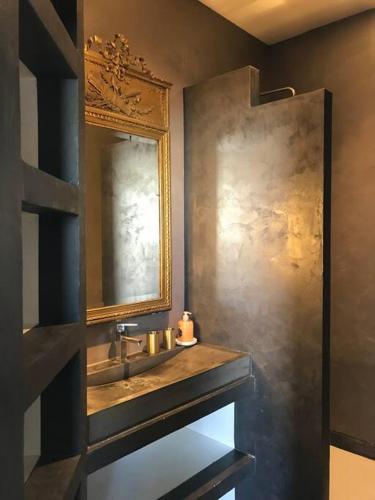 une salle de bain avec un lavabo et un miroir dans l'établissement Appartement climatisé 50m2 une chambre proche centre et gare, à Montpellier