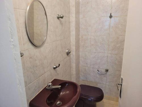 uma casa de banho com um lavatório, um WC e um espelho. em Suhcasa Leme Beach 3 quartos no Rio de Janeiro