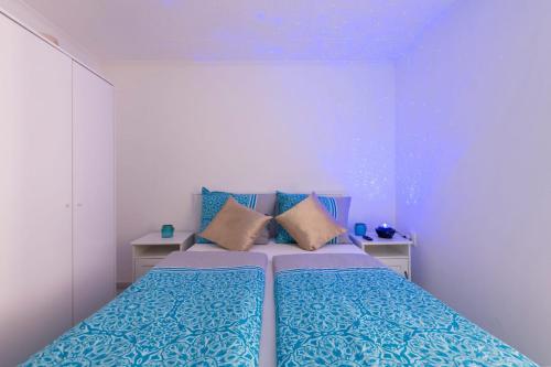 een slaapkamer met een bed met blauwe lakens en kussens bij Barbarosa Sweet Dream 1 in Boedapest