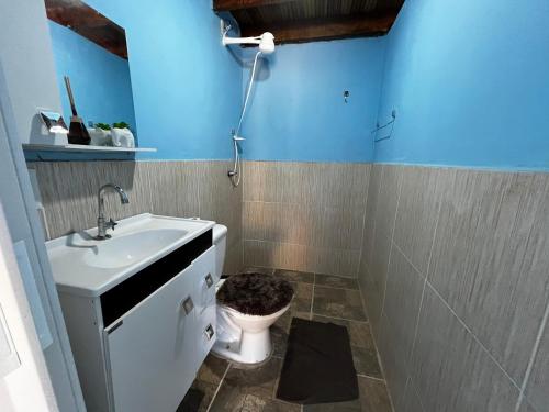 a bathroom with a white sink and a toilet at Loft com vista para as montanhas in Chapada dos Guimarães