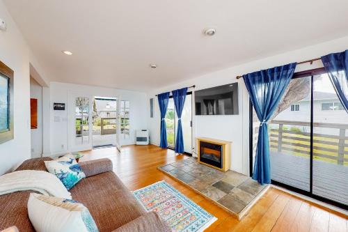 un soggiorno con divano e camino di Saddle Point Ocean View Cottage a Elk