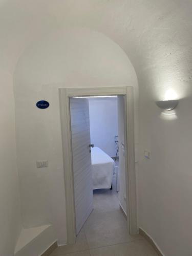 a hallway with a door leading to a bedroom at Villa Pino in Furore