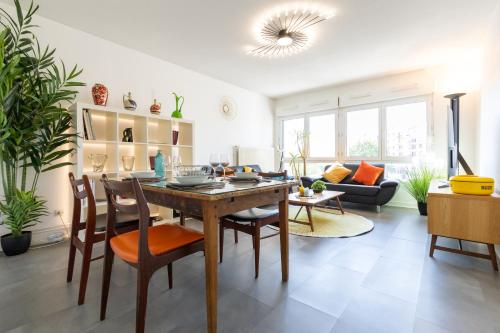 a living room with a dining room table and chairs at Le Royal 4* – Grand Confort Salle de Sport privée in Vandoeuvre-lès-Nancy