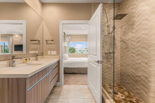 a bathroom with a shower and a sink at 7594 Magic Village 3suites 6guets 8 min Disney in Orlando