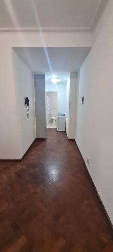 an empty room with white walls and a wooden floor at Departamento en Capital in Mendoza