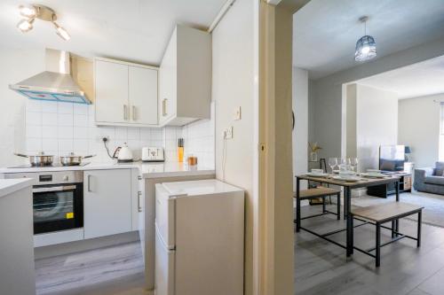 Stay with Alexandra - Free Parking - Free Wifi Superb Location photo 9