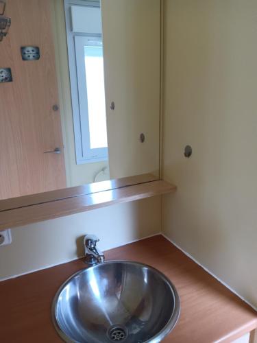 umywalka w łazience z lustrem w obiekcie En Saubis 