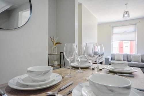 Stay with Alexandra - Free Parking - Free Wifi Superb Location photo 16