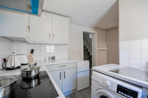 Stay with Alexandra - Free Parking - Free Wifi Superb Location photo 14