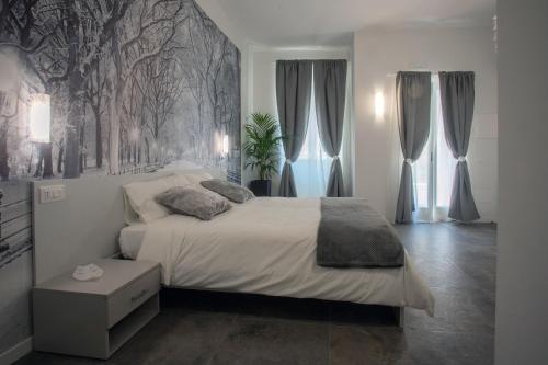 una camera da letto con un grande letto e un grande dipinto sul muro di LE STAGIONI a Vasto