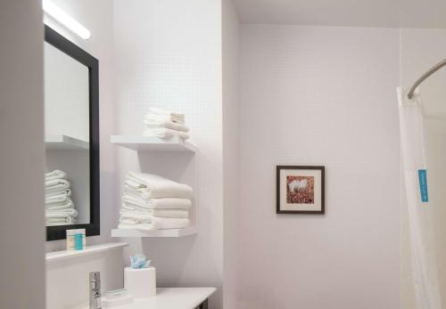 bagno con lavandino, specchio e asciugamani di Hampton Inn and Suites at Wisconsin Dells Lake Delton a Wisconsin Dells