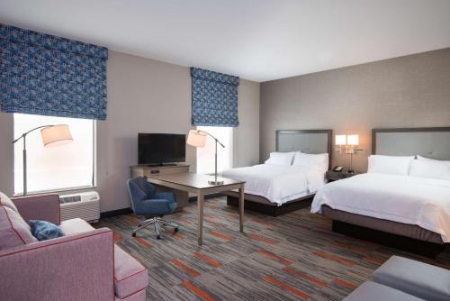 威斯康星德爾斯的住宿－Hampton Inn and Suites at Wisconsin Dells Lake Delton，酒店客房配有两张床和一张书桌