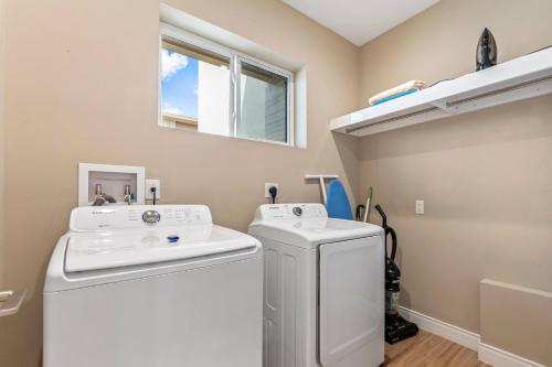 7458 Modern 9 guests 3 suites jacuzzi 8 min Disney photo 18