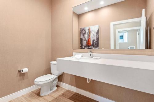 7458 Modern 9 guests 3 suites jacuzzi 8 min Disney photo 16