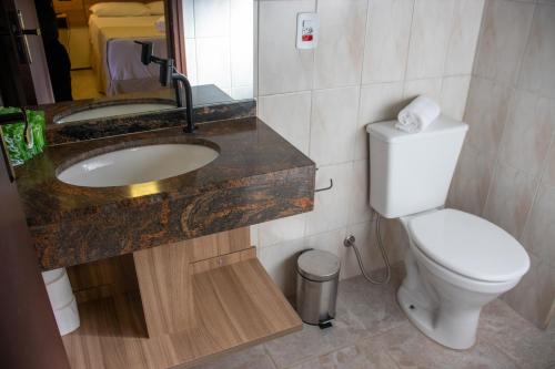 Bilik mandi di Hotel Dona Paschoalina
