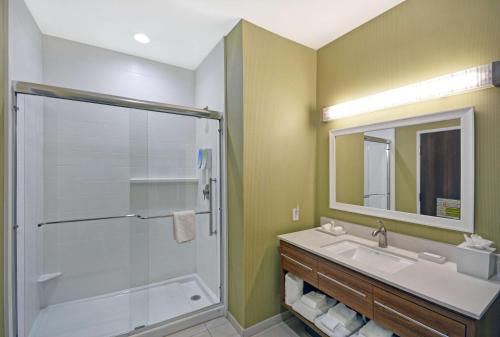 y baño con ducha y lavamanos. en Home2 Suites By Hilton Dallas Desoto, en DeSoto