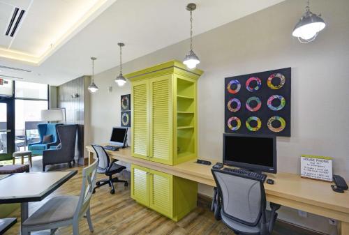 Μια τηλεόραση ή/και κέντρο ψυχαγωγίας στο Home2 Suites By Hilton Dallas Desoto
