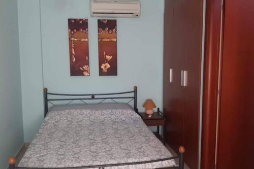 ein Schlafzimmer mit einem Bett und einem Bild an der Wand in der Unterkunft Elena's House in Syvota