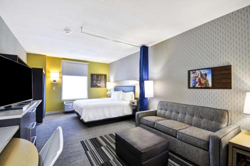 蒙特朱丽叶Home2 Suites By Hilton Mt. Juliet, Tn的配有床和沙发的酒店房间