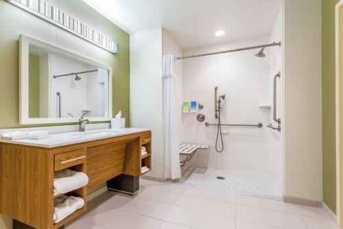 y baño con lavabo y ducha. en Home2 Suites by Hilton Albany Airport/Wolf Rd en Albany