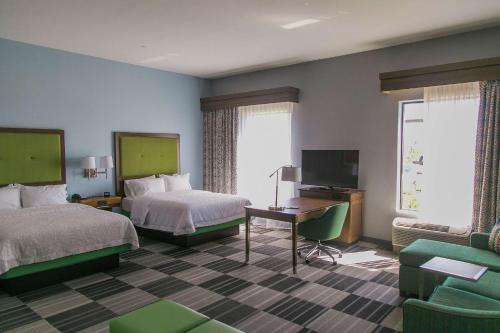 um quarto de hotel com duas camas e uma televisão em Hampton Inn & Suites Amarillo East em Amarillo
