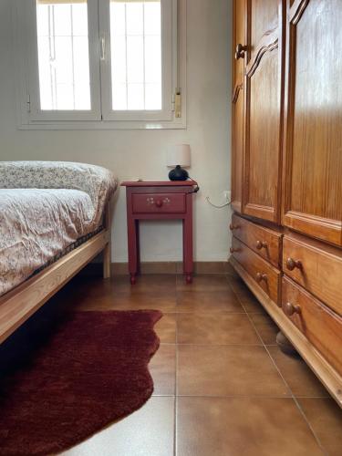 a bedroom with a bed and a wooden dresser at Apart Centro-Playa Terraza in Barbate