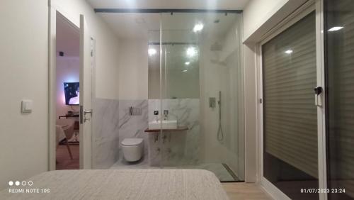 um banheiro com chuveiro, vaso sanitário e pia em Vista Mar em Viana do Castelo