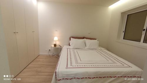 維亞納堡的住宿－Vista Mar，一间卧室设有一张大床和窗户