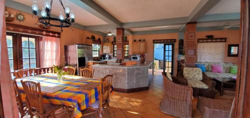 uma cozinha e sala de jantar com mesa e cadeiras em Reef View Pavilions - Villas & Condos em Lance aux Épines