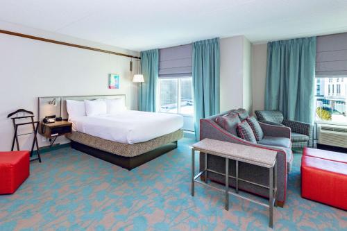 Habitación de hotel con cama y silla en Hilton Garden Inn Asheville Downtown en Asheville