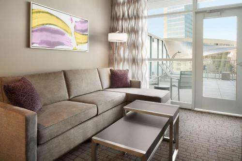 Area soggiorno di Embassy Suites by Hilton Charlotte Uptown