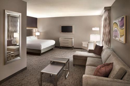 Letto o letti in una camera di Embassy Suites by Hilton Charlotte Uptown
