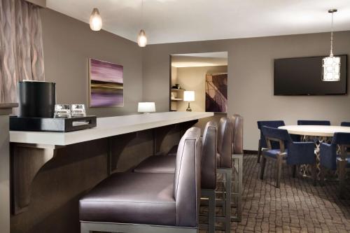 Area soggiorno di Embassy Suites by Hilton Charlotte Uptown