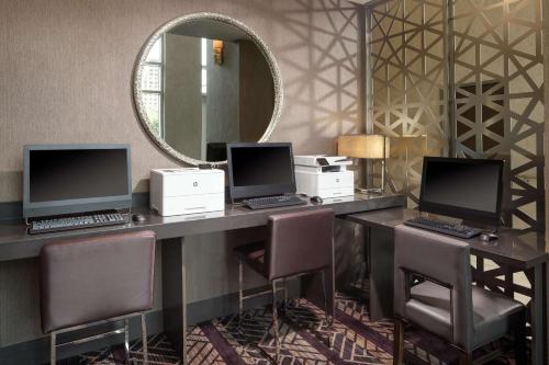 TV o dispositivi per l'intrattenimento presso Embassy Suites by Hilton Charlotte Uptown