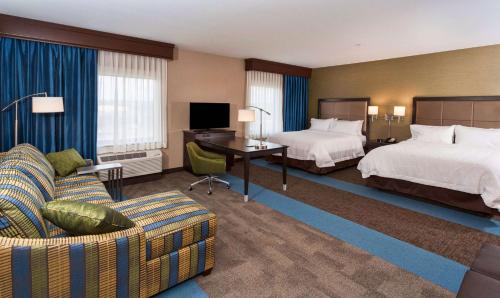 Hampton Inn & Suites Duluth North Mn في دولوث: غرفة فندقية بسريرين ومكتب