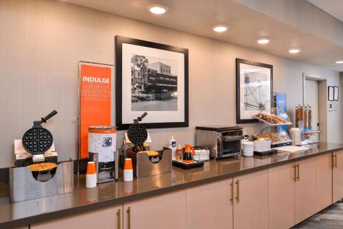 a kitchen with a counter with aasteryasteryasteryasteryasteryasteryasteryasteryastery at Hampton Inn and Suites Altoona-Des Moines by Hilton in Altoona