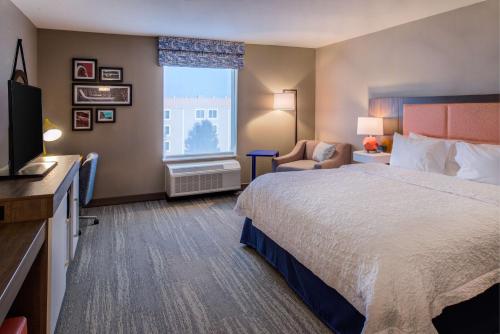 Hampton Inn & Suites Wixom/Novi/Detroit, Mi في Wixom: غرفه فندقيه بسرير ونافذه