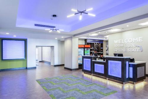 a lobby with a welcome to the sun sunshine store at Hampton Inn and Suites Jacksonville/Orange Park, FL in Orange Park