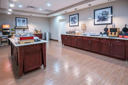 een grote kamer met een apotheekacistastacistasastrasastrasastrasastrasastrasastrasastrasastrasastras bij Hampton Inn Opelousas in Opelousas