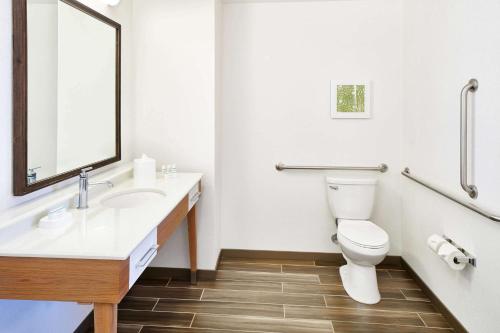 Un baño de Hampton Inn & Suites Oahu Kapolei - FREE Parking - No Resort Fee