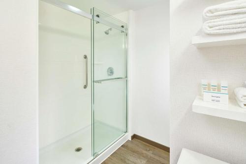 Un baño de Hampton Inn & Suites Oahu Kapolei - FREE Parking - No Resort Fee